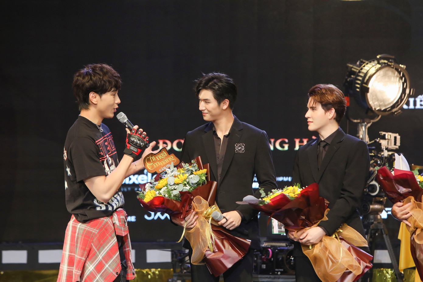 Thuận Nguyễn (trái) giao lưu cùng hai diễn viên người Thái Lan Moslhong, Banky. Thuận Nguyễn (trái) giao lưu cùng hai diễn viên người Thái Lan Moslhong, Banky.