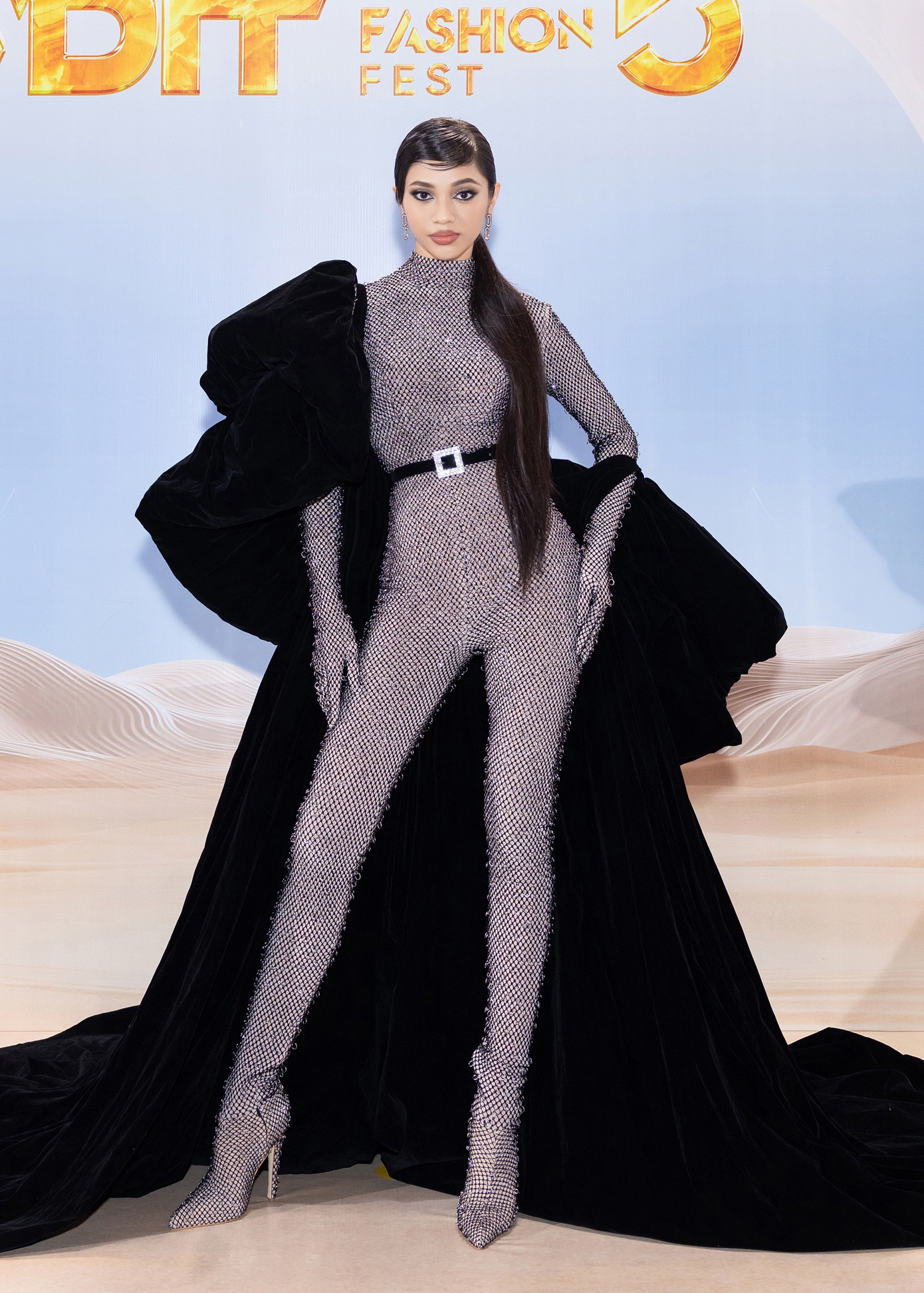 Đương kim Á hậu 2 Miss World Vietnam Huỳnh Minh Kiên khoe đôi chân dài trong thiết kế bó sát cơ thể.