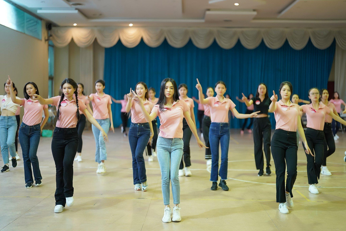 Ngày 19/11, thí sinh Hoa hậu Việt Nam 2022 có buổi tập catwalk với biên đạo Khoa Nguyễn. Các thí sinh tập trung tập luyện để sẵn sàng tỏa sáng ở bán kết.