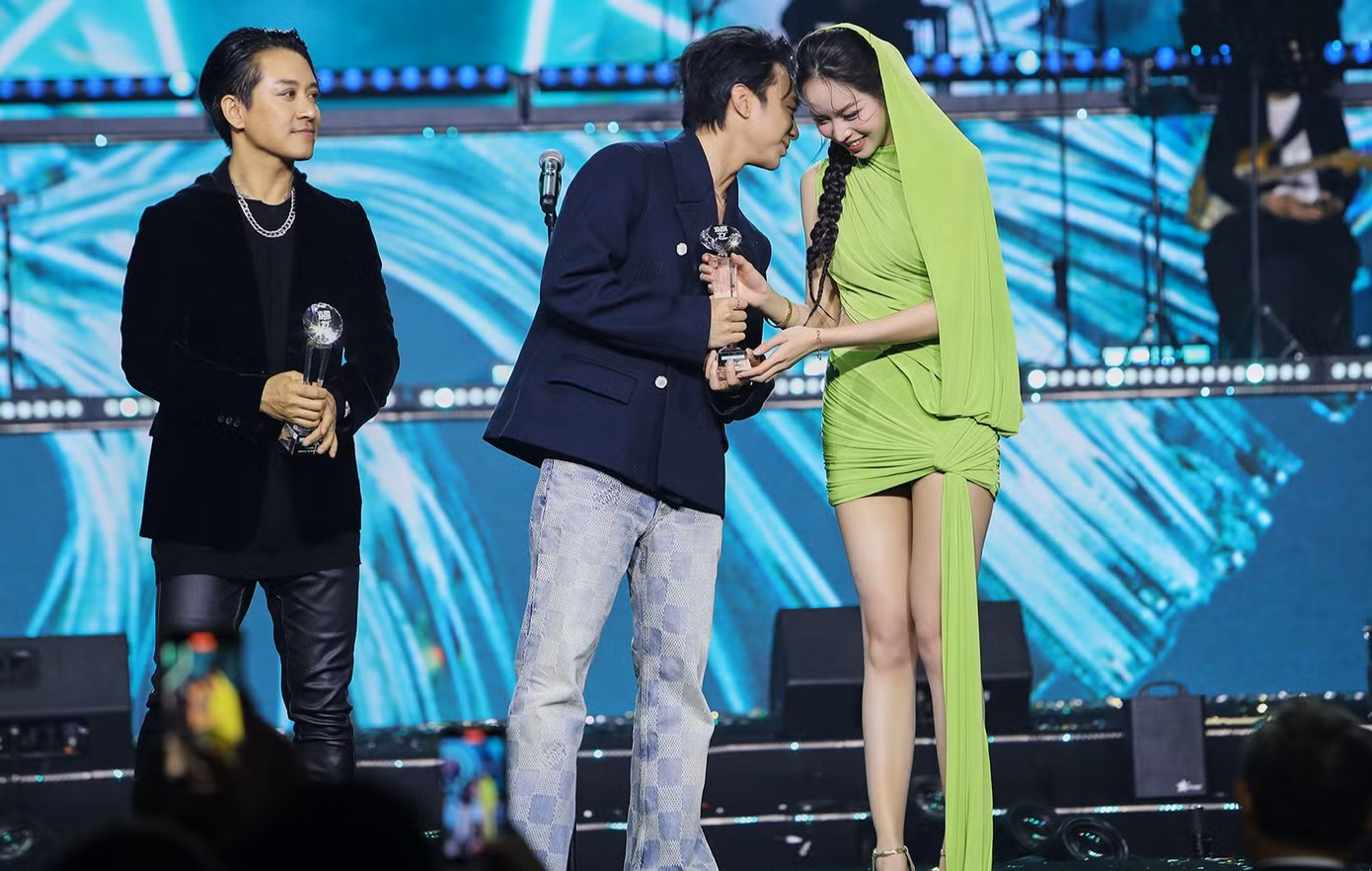 Ngoài chiến thắng quan trọng, Soobin "sáng nhất mạng xã hội" khi có khoảnh khắc ghé tai với Hoa hậu Huỳnh Thị Thanh Thủy. Hai người đang nhận nhiều sự ủng hộ, ghép đôi từ khán giả. Ngoài chiến thắng quan trọng, Soobin "sáng nhất mạng xã hội" khi có khoảnh khắc ghé tai với Hoa hậu Huỳnh Thị Thanh Thủy. Hai người đang nhận nhiều sự ủng hộ, ghép đôi từ khán giả.