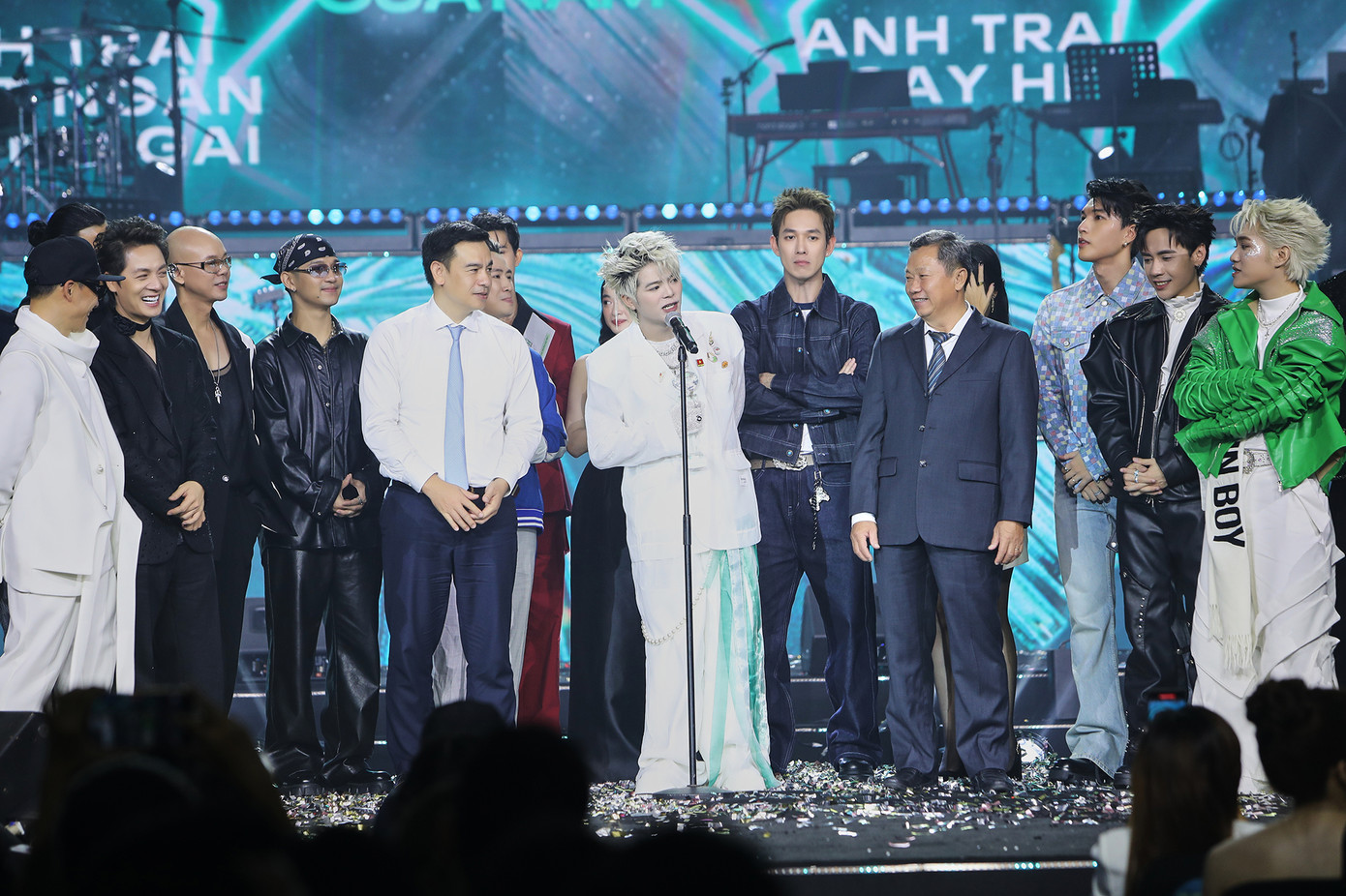 Ở hạng mục Giải Chương trình của năm, ban tổ chức quyết định vinh danh cả hai chương trình Anh trai say hi và Anh trai vượt ngàn chông gai. Hành động các nghệ sĩ của hai show ôm nhau trên sân khấu được cộng động mạng chia sẻ. Ở hạng mục Giải Chương trình của năm, ban tổ chức quyết định vinh danh cả hai chương trình Anh trai say hi và Anh trai vượt ngàn chông gai. Hành động các nghệ sĩ của hai show ôm nhau trên sân khấu được cộng động mạng chia sẻ.