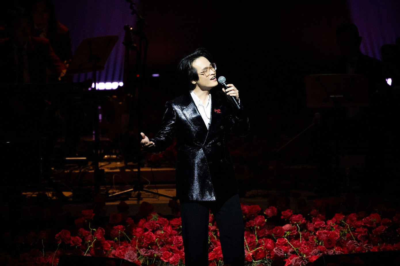 Hàng loạt ca khúc mới, trong đó có Từ đống tro tàn và Địa đàng được Hà Anh Tuấn thể hiện trên sân khấu trải đầy hoa hồng. Hàng loạt ca khúc mới, trong đó có Từ đống tro tàn và Địa đàng được Hà Anh Tuấn thể hiện trên sân khấu trải đầy hoa hồng.