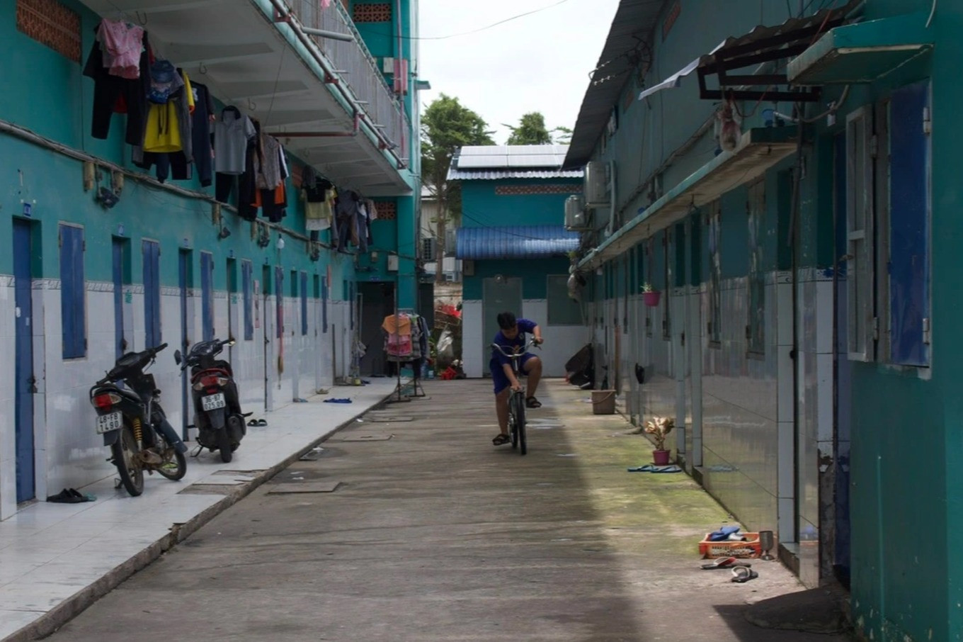 Thiếu đơn hàng, nhiều doanh nghiệp giảm, dừng sản xuất, chỉ tiêu kinh tế tại thủ phủ công nghiệp Bình Dương sụt giảm. Trong 6 tháng qua, tổng sản phẩm GRDP Bình Dương chỉ tăng 3,76%, giảm gần 1 nửa so với kỳ năm 2022 (đạt 6,86%). Kim ngạch xuất khẩu ước đạt 15 tỷ USD, giảm gần 18%, kim ngạch nhập khẩu ước đạt 10,78 tỷ USD, giảm 14,7% so với cùng kỳ (Ảnh: Phạm Diện).