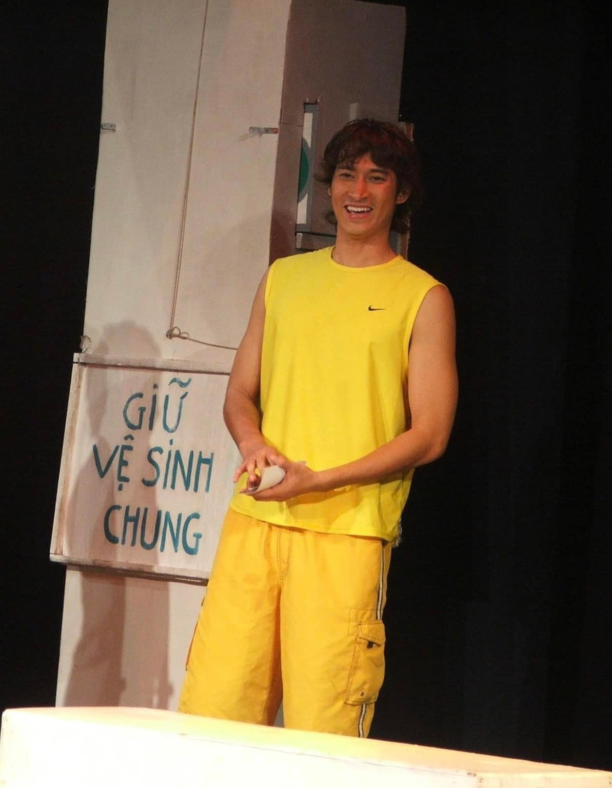 Trong một lần chia sẻ trên trang cá nhân, Huy Khánh đăng lại ảnh còn là diễn viên trên sân khấu kịch cùng chú thích: &quot;Thời đỉnh cao&quot;. Dưới phần bình luận, đồng nghiệp và người hâm mộ bình luận vui tiếc nuối thời đỉnh cao của &quot;ông chú&quot; Huy Khánh.