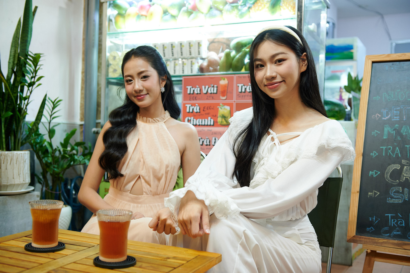 Hoa khôi ĐH Tài chính Marketing Hà Trúc Linh (trái) cùng Á khôi Huyền Cơ hội ngộ. Trúc Linh cho biết cả hai có &quot;mối duyên đặc biệt&quot; như cùng thi hoa khôi và đoạt hai giải cao nhất, sau đó cùng ghi danh Hoa hậu Việt Nam 2024, trải qua những vòng loại khắc nghiệt để cùng xuất hiện trong Top 25.