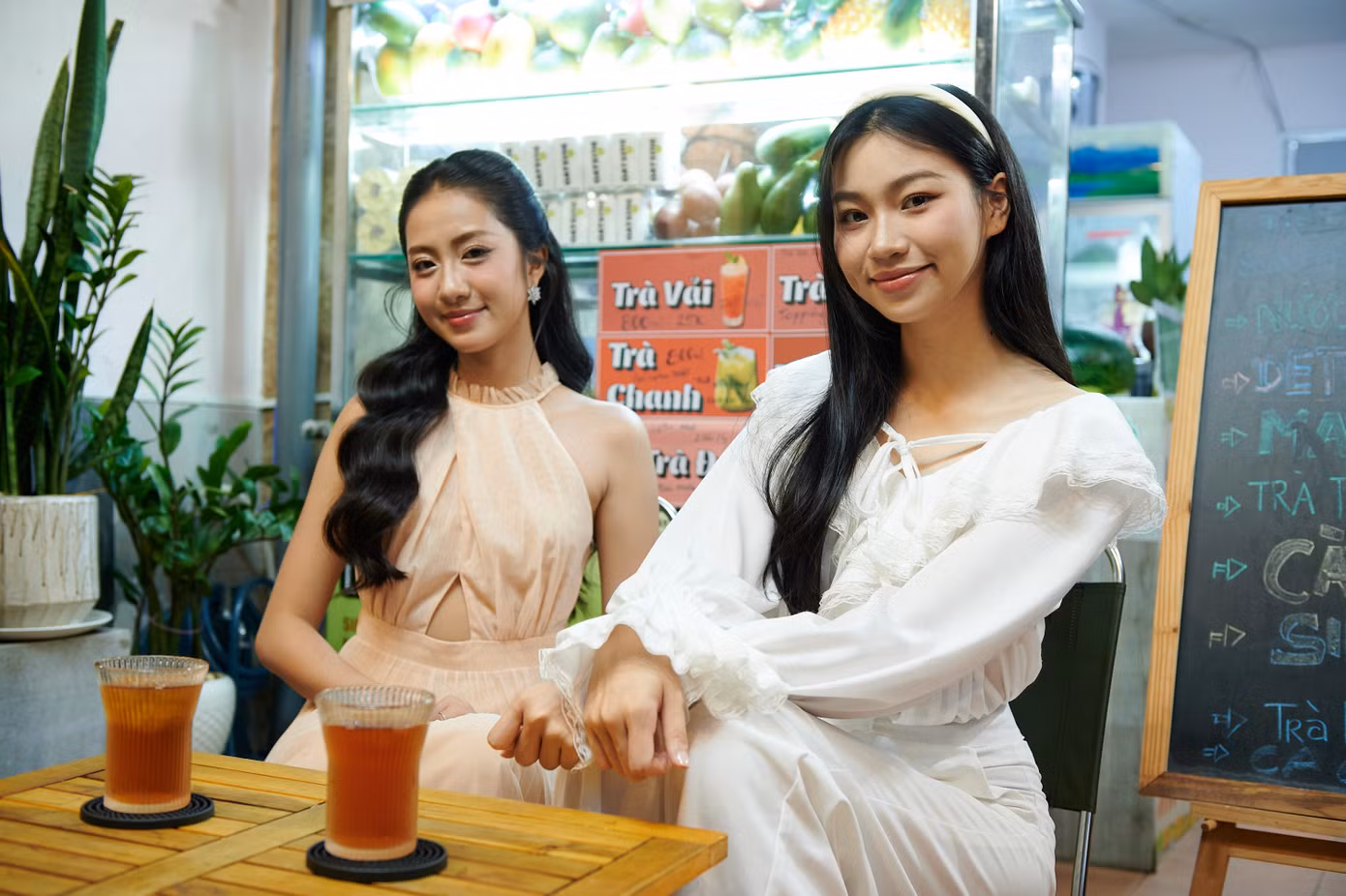 Hoa khôi ĐH Tài chính Marketing Hà Trúc Linh (trái) cùng Á khôi Huyền Cơ hội ngộ. Trúc Linh cho biết cả hai có "mối duyên đặc biệt" như cùng thi hoa khôi và đoạt hai giải cao nhất, sau đó cùng ghi danh Hoa hậu Việt Nam 2024, trải qua những vòng loại khắc nghiệt để cùng xuất hiện trong Top 25.