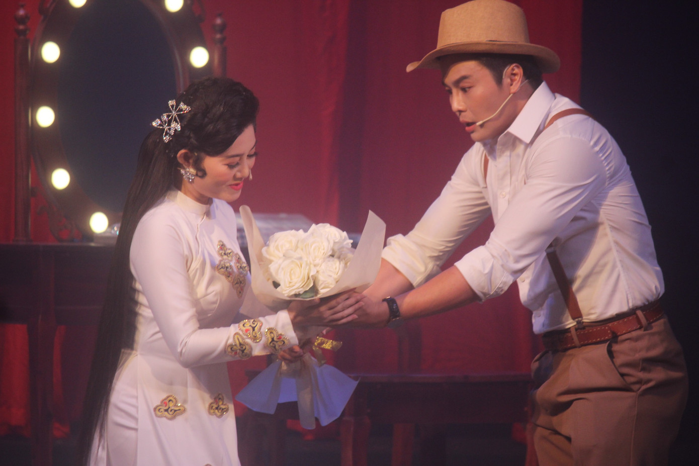 Quế Trân và Võ Minh Lâm trong Cô đào hát.