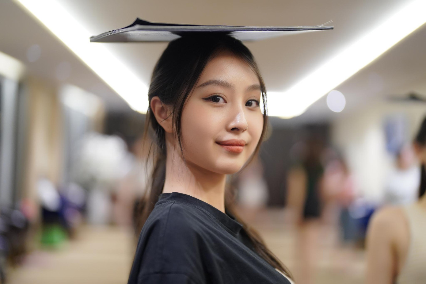 Những bài học đội sổ, kẹp sách ở chân thử thách nhiều thí sinh lần đầu tham gia cuộc thi nhan sắc lớn.