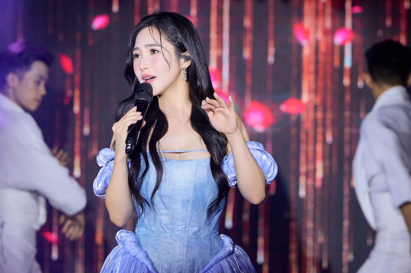 Hương Tràm cập nhật thông tin phản hồi của cơ quan chức năng về việc yêu cầu xử lý cá nhân, tổ chức tung tin sai sự thật về cô vào tối 1/10. Hương Tràm cập nhật thông tin phản hồi của cơ quan chức năng về việc yêu cầu xử lý cá nhân, tổ chức tung tin sai sự thật về cô vào tối 1/10.