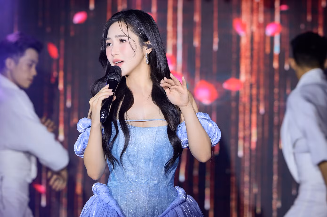 Hương Tràm cập nhật thông tin phản hồi của cơ quan chức năng về việc yêu cầu xử lý cá nhân, tổ chức tung tin sai sự thật về cô vào tối 1/10.
