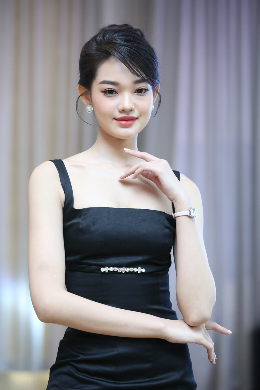 Top 10 Trần Thị Bé Quyên xuất hiện gợi cảm với thiết kế áo hai dây tôn lên vòng eo ấn tượng. Tại Hoa hậu Việt Nam 2022, người đẹp đến từ Bến Tre còn đạt được danh hiệu Người đẹp áo dài.