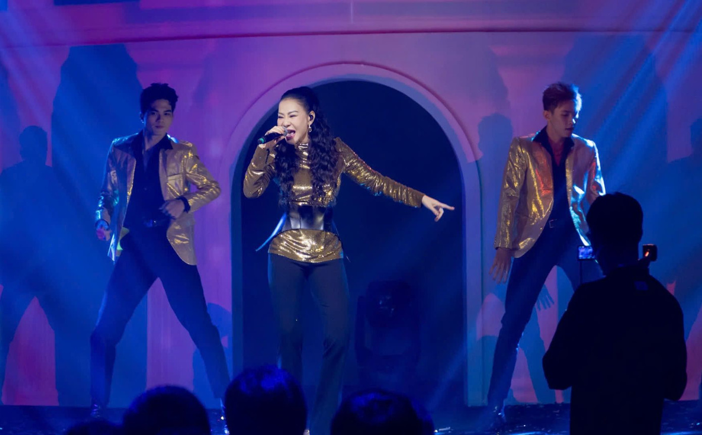 Thu Minh đắt show sau khi giành quán quân chương trình Bài hát của chúng ta. Khán giả thích thú khi đêm nhạc góp mặt hai nghệ sĩ của Our Song là Thanh Hà và Thu Minh. Nữ ca sĩ diện trang phục bó sát trên sân khấu khi thể hiện ca khúc Đường cong.