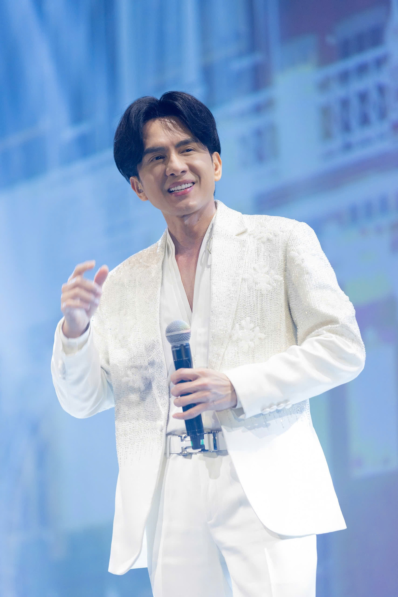 Trong đêm nhạc tối 6/12 do Chi Bảo và vợ Lý Thùy Chang tổ chức, Đan Trường xuất hiện với vẻ ngoài trẻ trung cùng kiểu tóc bổ luống đặc trưng. &quot;Anh Bo&quot; mặc vest trắng, tái hiện loạt hit đình đám như Tình khúc vàng, Mãi mãi một tình yêu.