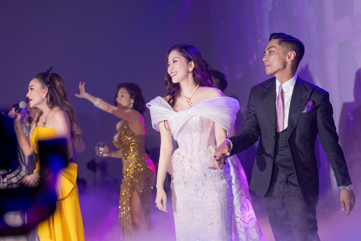 Ở cuối tiết mục của Thanh Hà, vợ chồng Khánh Thi - Phan Hiển và nhiều nghệ sĩ lên phụ họa.