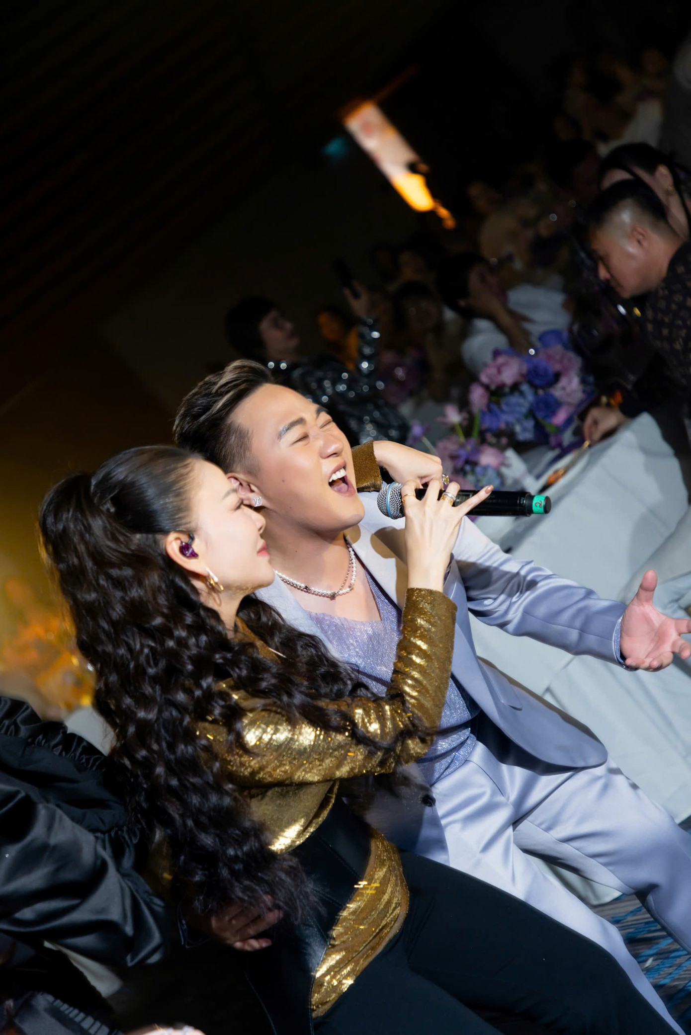 Thu Minh khuấy động đêm nhạc bằng nhiều tiết mục sôi động như Bay, Taxi... Ở độ tuổi U50, nữ ca sĩ giữ lửa mỗi khi lên sân khấu. Vũ đạo thuần thục cùng chất giọng khỏe là điểm nhấn giúp Thu Minh giữ sức hút suốt nhiều năm.