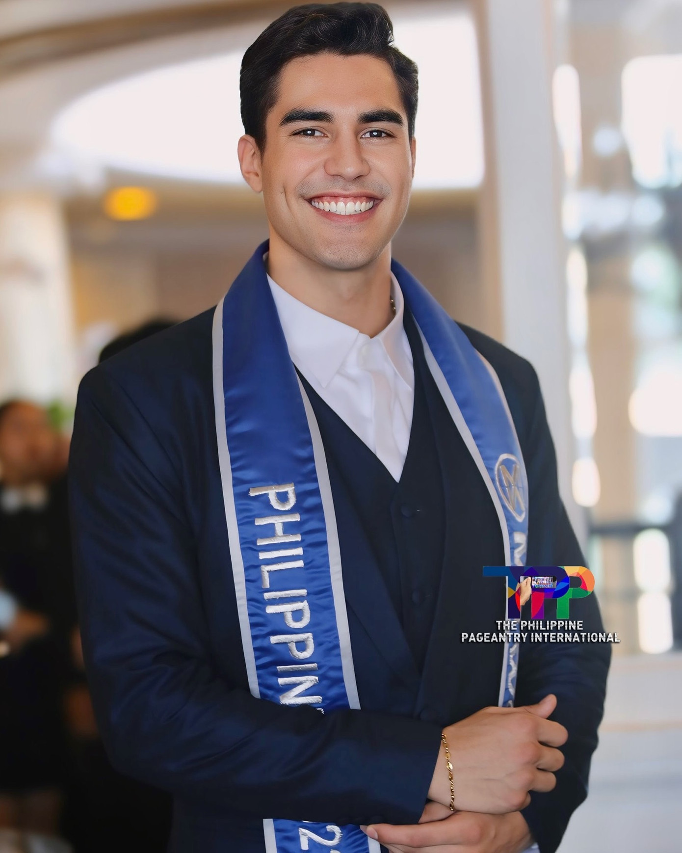 Kirk Bondad là thí sinh có lượng tương tác cao nhất tại Mr World năm nay. Đại diện Philippines gây ấn tượng mạnh với chiều cao 1,9 m, cơ thể săn chắc. Suốt quá trình tham gia Mr World tại Việt Nam, Nam vương Thế giới Philippines mang đến năng lượng tích cực, thường xuyên giao lưu với khán giả. Kirk Bondad được khán giả Việt yêu thích do là bạn cùng phòng của Tuấn Ngọc.