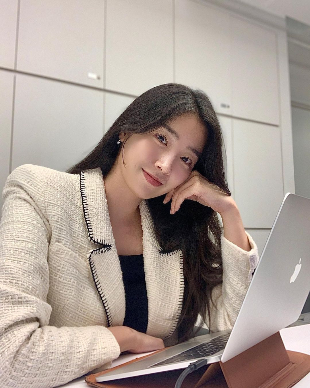 Trong cuộc phỏng vấn gần đây với Asian Boss, khi nhớ lại khoảng thời gian bị chỉ trích, miệt thị ngoại hình, Kim Soo Min rơi nước mắt. Hoa hậu Hàn Quốc 2018 kể cô bị nhiều người tràn vào trang cá nhân, gửi những tin nhắn như: "Gì mà trông như ngoài 30 tuổi vậy?", "Chị gái tôi còn xinh hơn nhiều", "Bà hàng xóm kế bên nhà tôi còn đẹp hơn", "Không hề xứng với danh hiệu này đâu"...