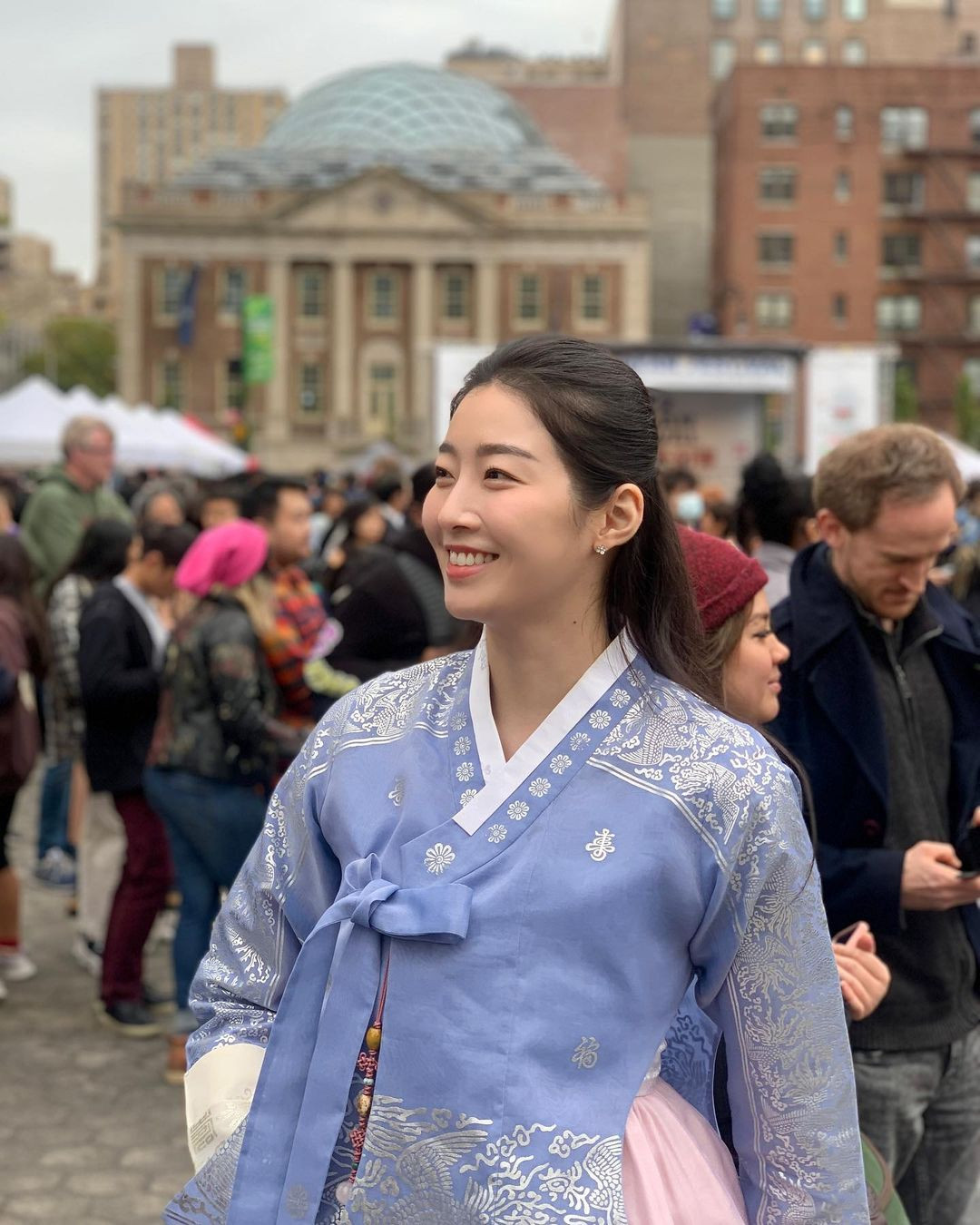 Kim Soo Mi diện hanbok - trang phục truyền thống của Hàn Quốc - giữa trời Tây.