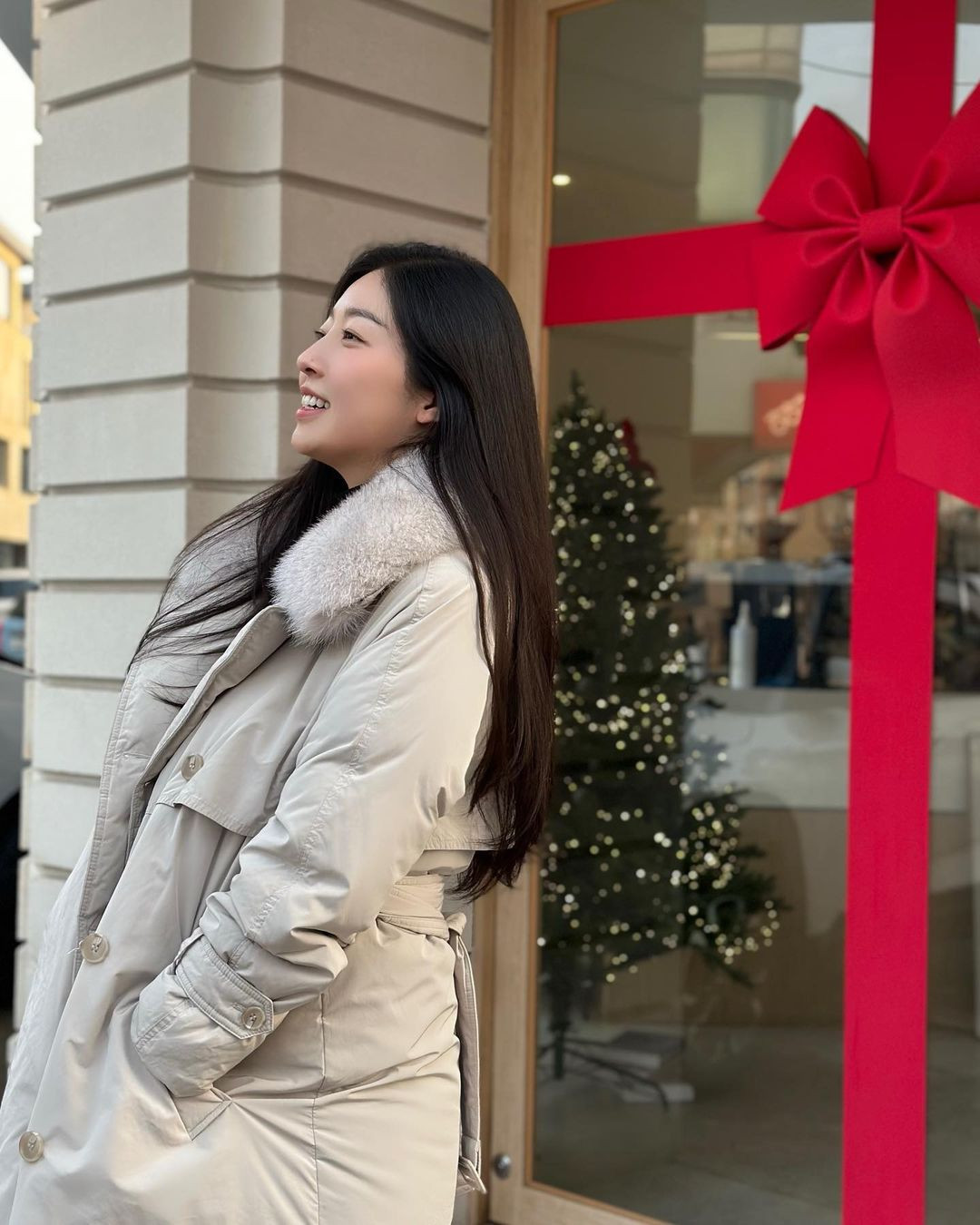 Trên trang cá nhân, cô thường cập nhật ảnh để mặt mộc, hiếm khi trang điểm. Dưới phần bình luận, người hâm mộ trung thành từ cuộc thi Hoa hậu Hàn Quốc vẫn theo dõi và để lại lời khen vẻ ngoài khỏe khắn của Kim Soo Mi.