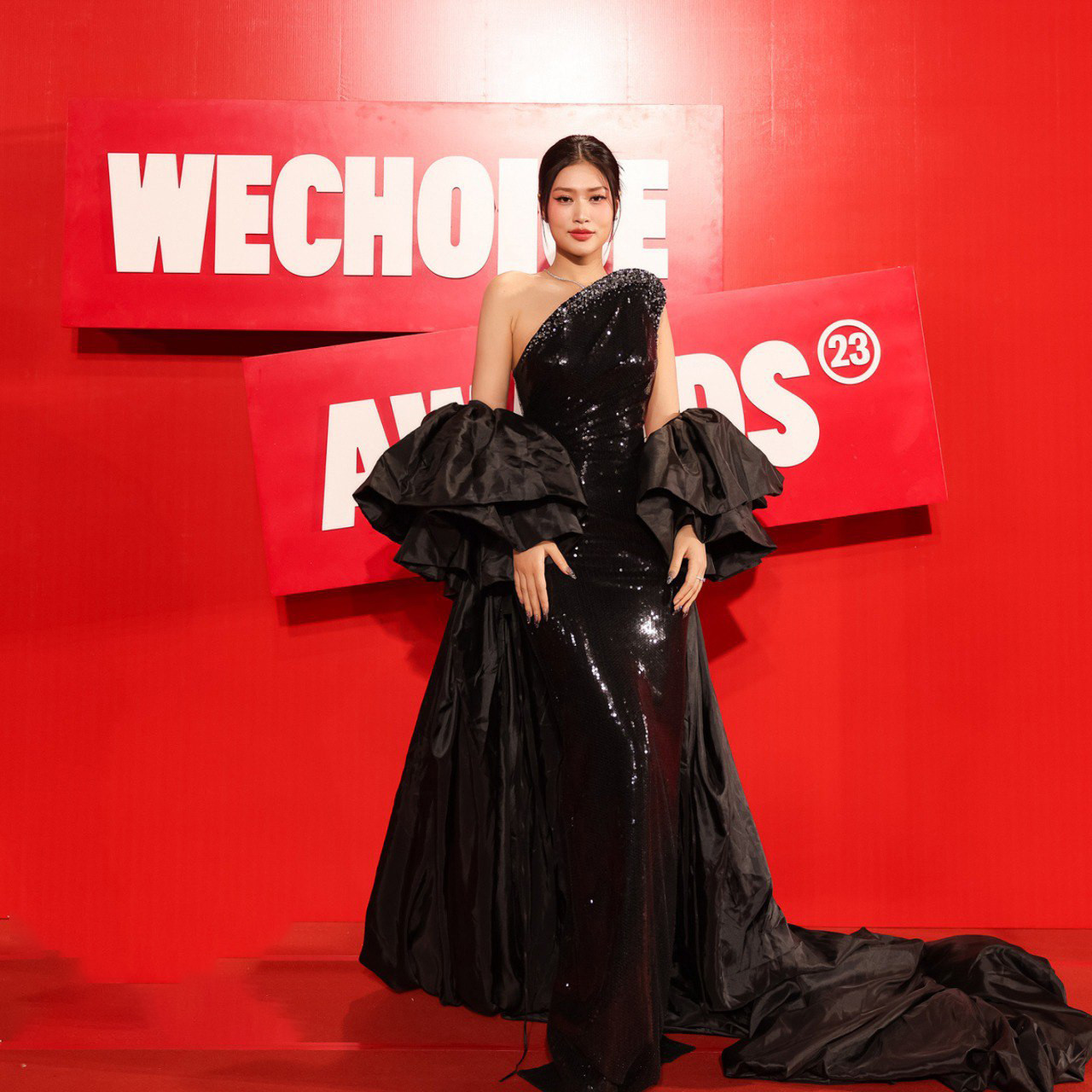 Hoa hậu Đoàn Thiên Ân mặc thiết kế chất liệu da bóng, phần tay áo cách điệu thành chân váy bồng bềnh. Cô chọn búi tóc đơn giản để tôn trang phục.