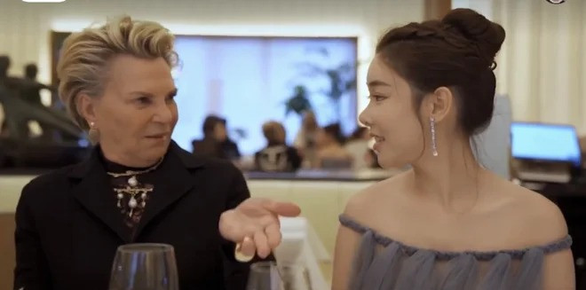 Thái Thiên Phượng tại bữa tiệc sang trọng ở Pháp. Thái Thiên Phượng tại bữa tiệc sang trọng ở Pháp.