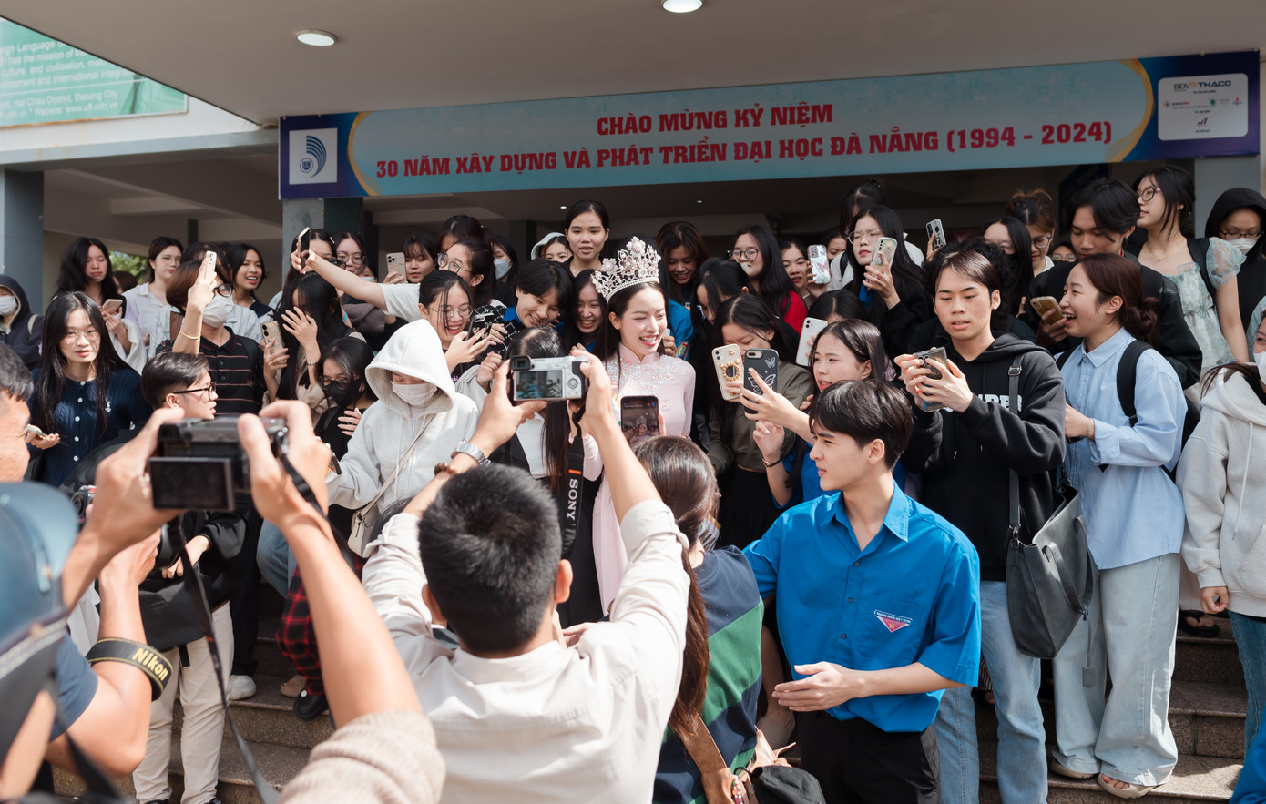 Hoa hậu Thanh Thủy được sinh viên vây kín, chụp ảnh cùng. Cô cười tươi, vui vẻ giao lưu và đón nhận tình thương của người hâm mộ.