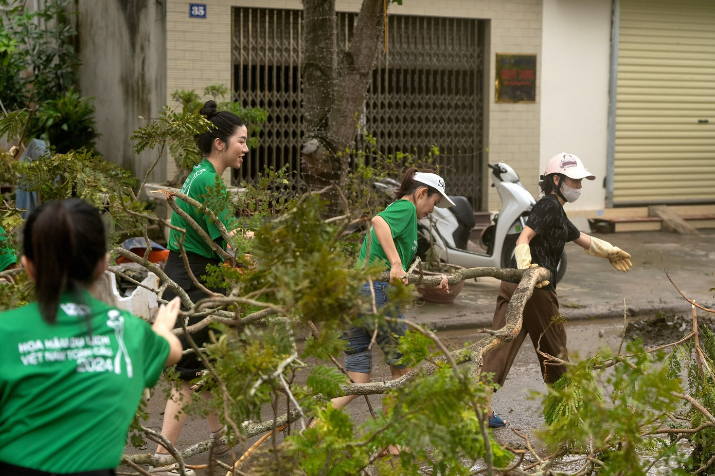 Thí sinh cùng người dân dọn cây sau bão ở Hải Phòng. Thí sinh cùng người dân dọn cây sau bão ở Hải Phòng.