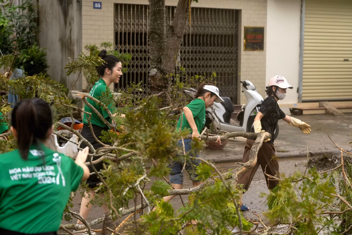 Thí sinh cùng người dân dọn cây sau bão ở Hải Phòng. Thí sinh cùng người dân dọn cây sau bão ở Hải Phòng.