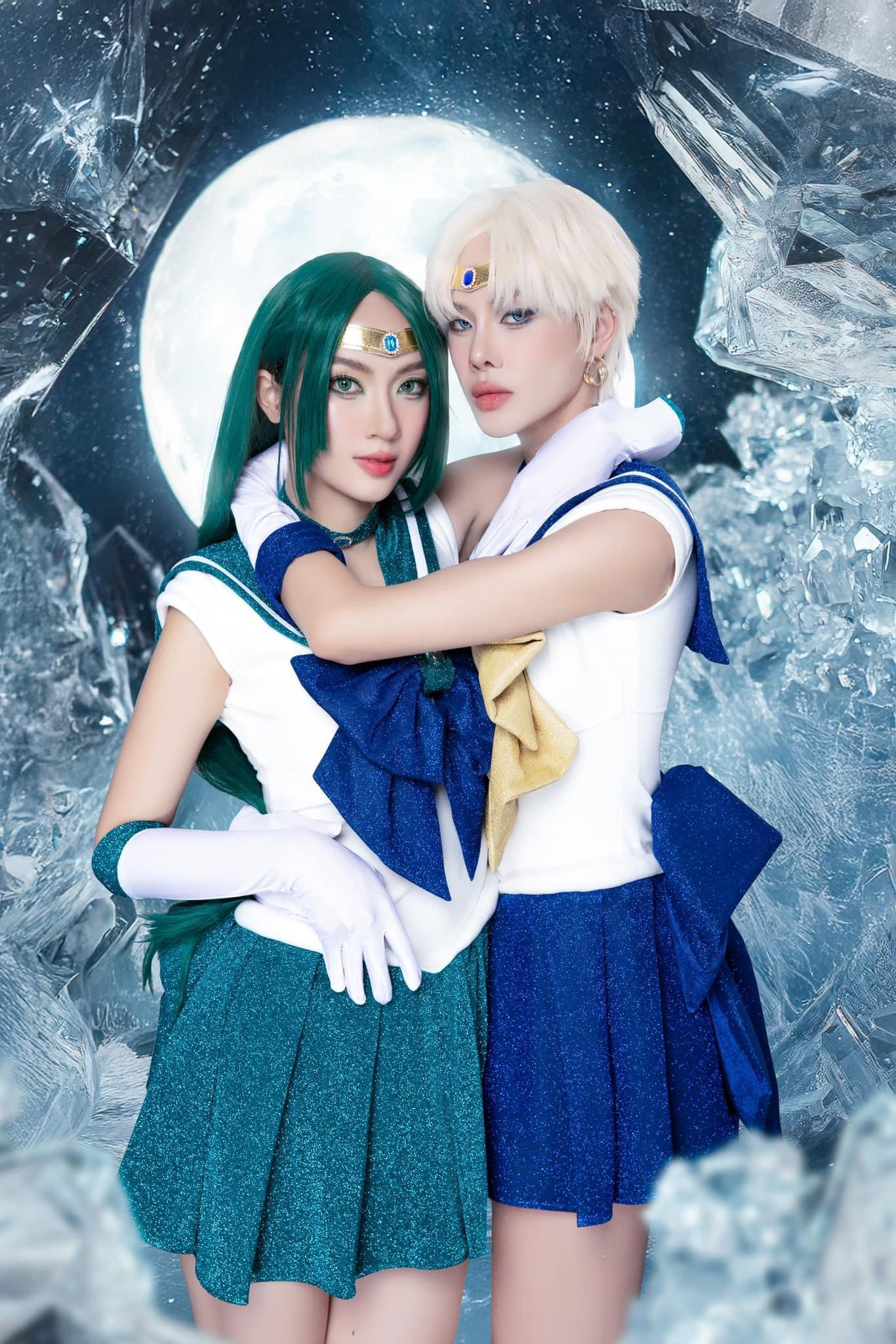 Hà Kino và Vũ Thúy Quỳnh hóa trang thành nhân vật trong truyện tranh Thủy thủ Mặt Trăng. Hai người đầu tư mạnh cho trang phục, bối cảnh khi hóa thân thành Thủy thủ Sao Thiên Vương và Thủy thủ Sao Hải Vương. "Từ lúc casting Miss Universe Vietnam, khán giả yêu cầu chúng tôi hóa trang thành Sailor Uranus và Sailor Neptune. Halloween là dịp chúng tôi thực hiện điều đó", Hà Kino chia sẻ.