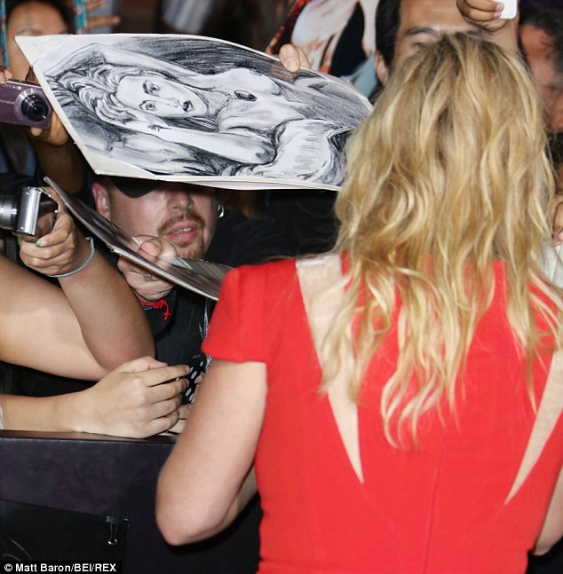 Kate Winslet từ chối ký tên vào tranh khỏa thân.