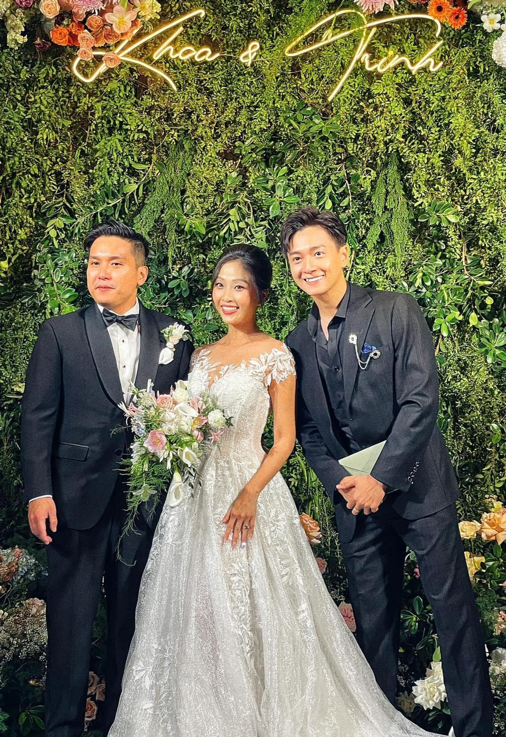 Trên mạng xã hội, nhiều người bình luận hài hước rằng Ngô Kiến Huy là "thánh" chạy show đám cưới khi vừa có mặt tại tiệc cưới của Diệu Nhi ở Phan Thiết, sau đó về TP.HCM để dự cưới của Liêu Hà Trinh. Ảnh: FBNV.