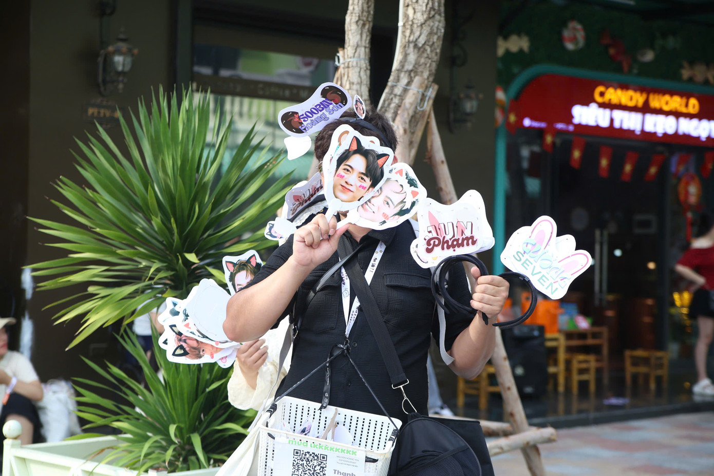 Sức nóng của 33 anh trai chưa hạ nhiệt sau 4 concert tại TPHCM, Hà Nội, Hưng Yên. Concert Anh trai vượt ngàn chông gai ngày 5, ngày 6 (14-15/6) tại Hưng Yên dự kiến hút hàng nghìn người đến xem.