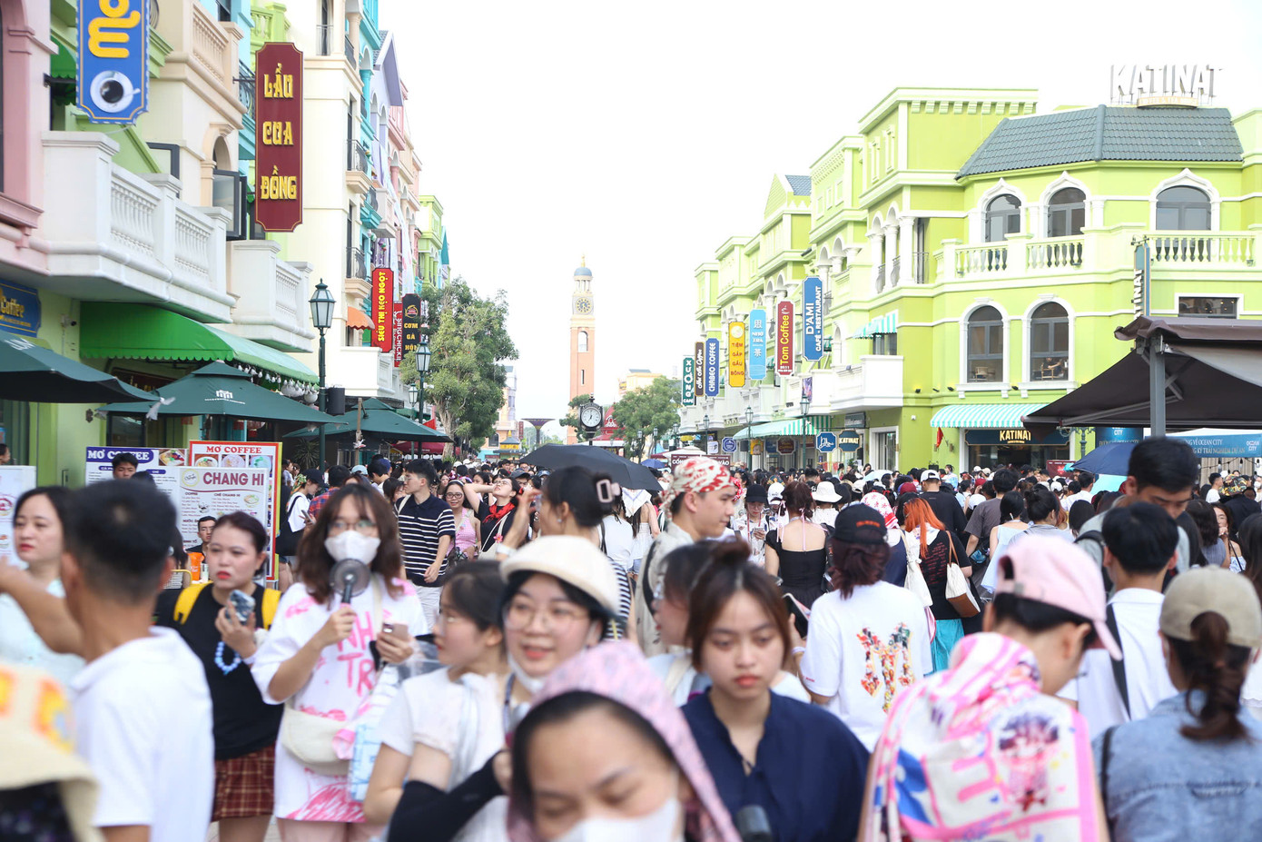 Khoảng 15h, lượng khán giả đổ về Hưng Yên ngày càng nhiều, phần lớn là khán giả đến xem concert Anh trai. Ở khu vực vé đứng như Mưa trên phố Huế, Dạ cổ hoài lang, Nghị lực, hàng trăm khán giả xếp hàng đợi vào sân khấu giành chỗ đẹp, bất chấp nắng nóng, nhiệt độ có lúc đến 40 độ C.