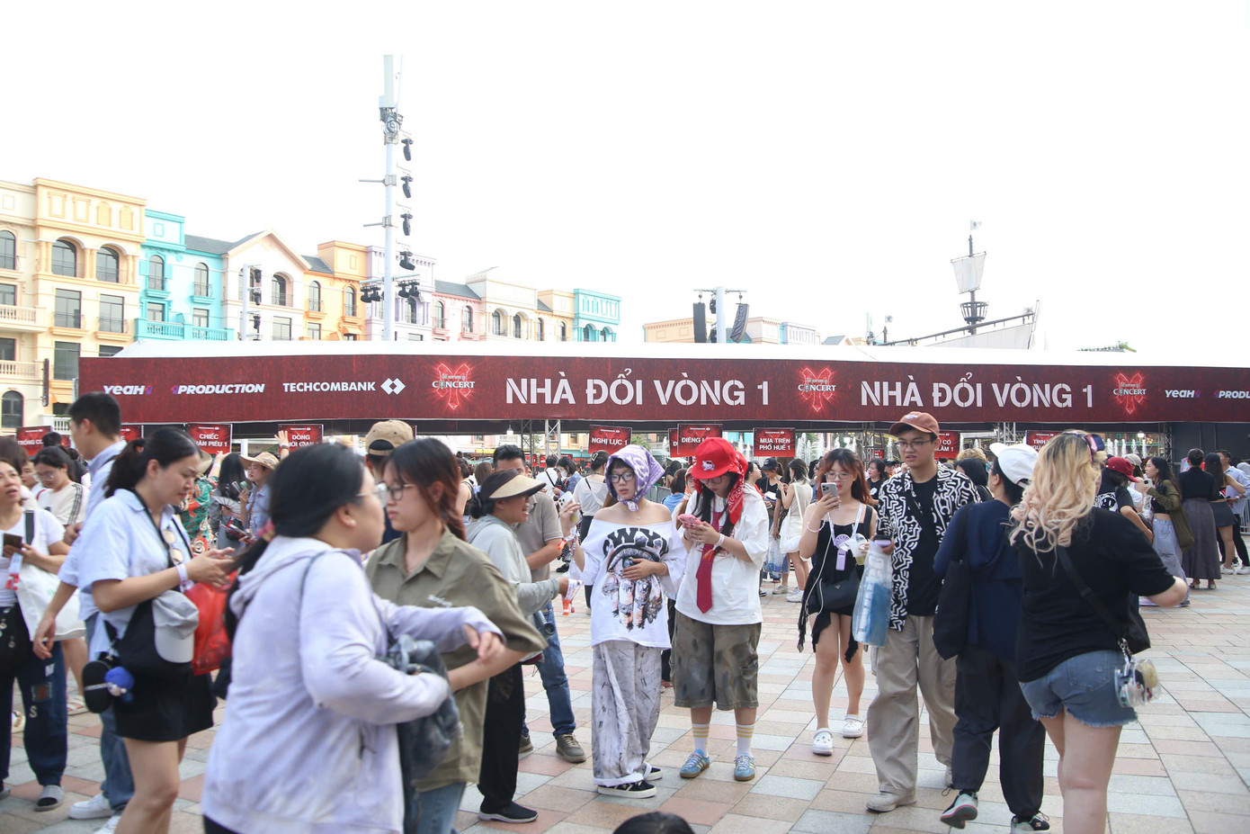 Người xem đầu tư trang phục, phụ kiện nổi bật đến thưởng thức concert Anh trai. Khán giả ở xa (phần đông từ TPHCM) đáp chuyến Hà Nội từ ngày 13/6, tiếp tục di chuyển bằng ôtô, xe ôm công nghệ gần 30 km để kịp đổi vòng, xếp hàng chờ vào sân khấu.