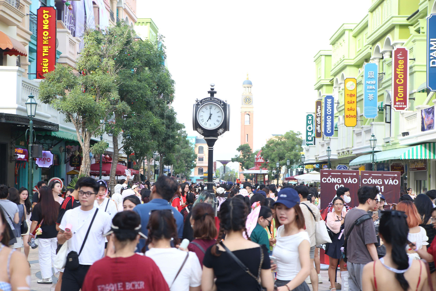 Biển người đổ về xem concert Anh trai khiến lối dẫn vào OCP 3 tắc nghẽn. Lực lượng chức năng, bảo vệ khu vực liên tục phân luồng. Ban tổ chức cũng phân thêm luồng mới ở nội khu để giảm ùn tắc giao thông.