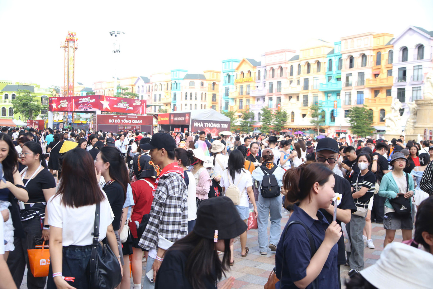 Theo ghi nhận của phóng viên Tiền Phong, từ sáng sớm 14/6, hàng nghìn người đổ về khu Ocean Park 3 (OC3), Hưng Yên để xếp hàng chờ đổi vé concert Anh trai vượt ngàn chông gai.