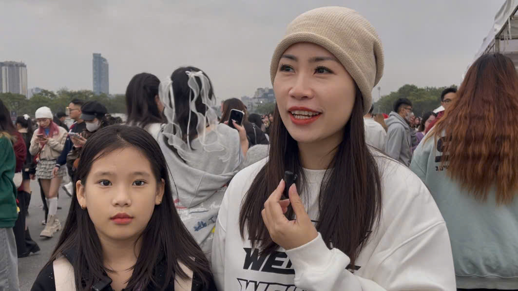 Chị Lê Thanh Huyền (35 tuổi, Hà Nội) đưa con gái Hạnh Chi tham gia concert Anh trai say hi. Chị Huyền chọn vé ngồi để hai mẹ con thoải mái xem show. "Mình không cấm cản con đu thần tượng vì ai cũng có sở thích, đam mê riêng. Với mình chương trình đem đến cho con những giây phút thư giãn sau khi học hành căng thẳng", chị Huyền chia sẻ. Cả hai cùng nhau học và nhảy theo những ca khúc trong chương trình. Chị Lê Thanh Huyền (35 tuổi, Hà Nội) đưa con gái Hạnh Chi tham gia concert Anh trai say hi. Chị Huyền chọn vé ngồi để hai mẹ con thoải mái xem show. "Mình không cấm cản con đu thần tượng vì ai cũng có sở thích, đam mê riêng. Với mình chương trình đem đến cho con những giây phút thư giãn sau khi học hành căng thẳng", chị Huyền chia sẻ. Cả hai cùng nhau học và nhảy theo những ca khúc trong chương trình.