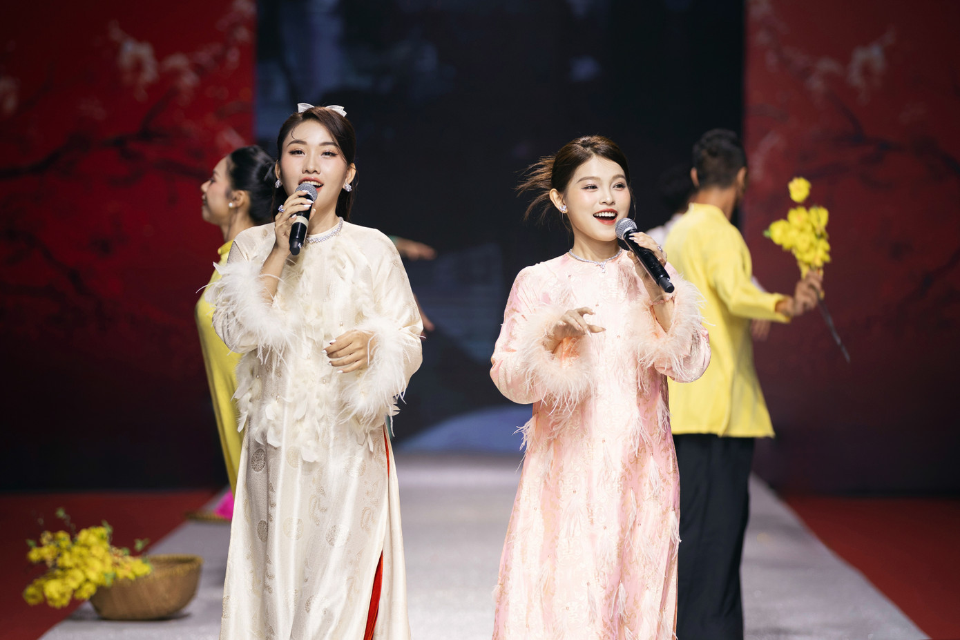 Ca sĩ Thiêng Ngân và Tuyết Nhung mang đến không khí ngày Tết với hai ca khúc Hẹn ngày nên duyên và Mời anh về thăm quê em. Hai con gái nuôi của Phi Nhung được khán giả ủng hộ khi nối nghiệp mẹ.