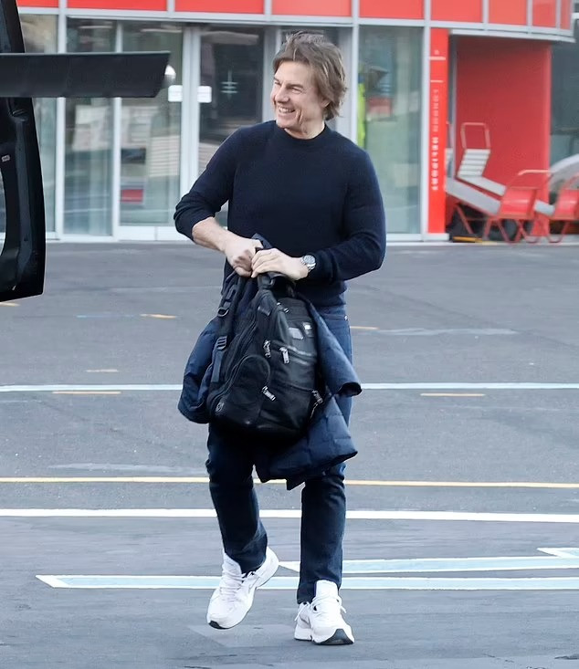 Page Six đưa tin Tom Cruise "cười toe toét" sau khi đến bãi đáp trực thăng bằng máy bay phản lực.