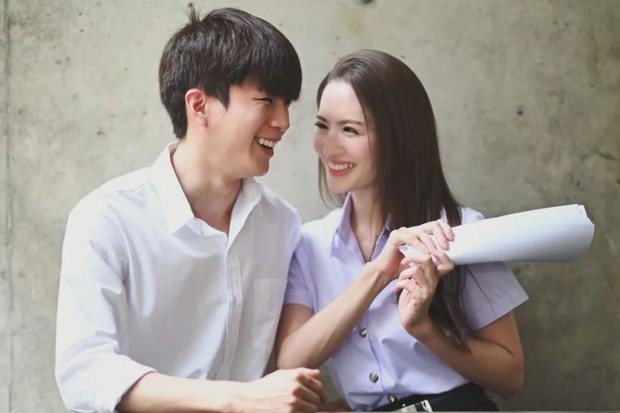 Aff Taksaorn thử tìm hiểu bạn trai kém 16 tuổi sau khi bị chồng phản bội. Aff Taksaorn thử tìm hiểu bạn trai kém 16 tuổi sau khi bị chồng phản bội.