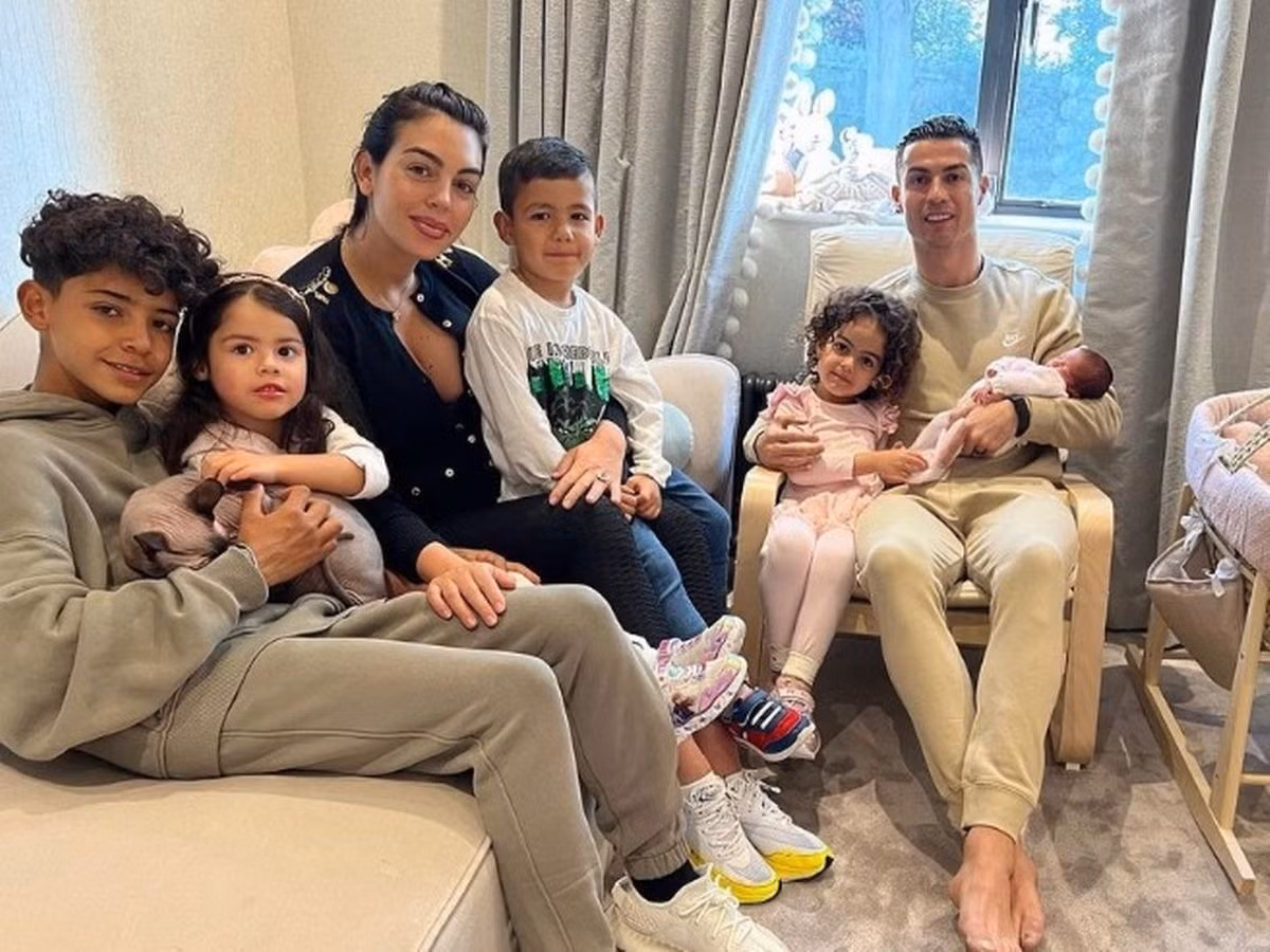 Gia đình đông thành viên của Cristiano Ronaldo.
