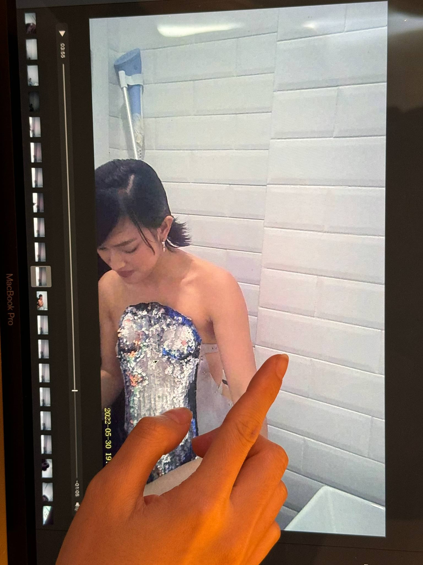 Châu Bùi công khai ảnh trích xuất từ camera giấu kín trong phòng thay đồ, lên án kẻ gây rối. Châu Bùi công khai ảnh trích xuất từ camera giấu kín trong phòng thay đồ, lên án kẻ gây rối.