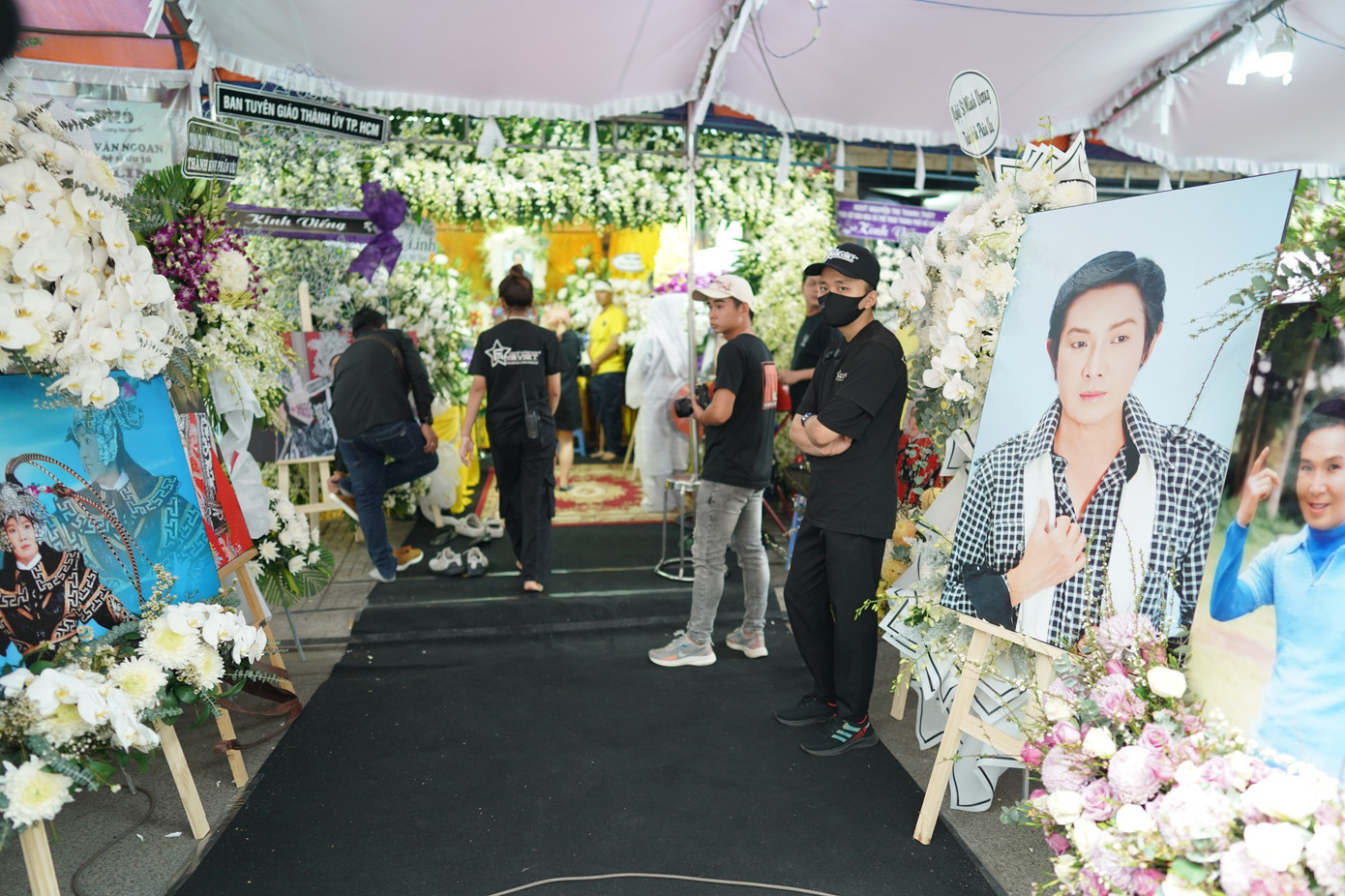 Ảnh NSƯT Vũ Linh được gia đình đặt dọc lối vào tang lễ. Ảnh: Phạm Nguyễn. Ảnh NSƯT Vũ Linh được gia đình đặt dọc lối vào tang lễ. Ảnh: Phạm Nguyễn.