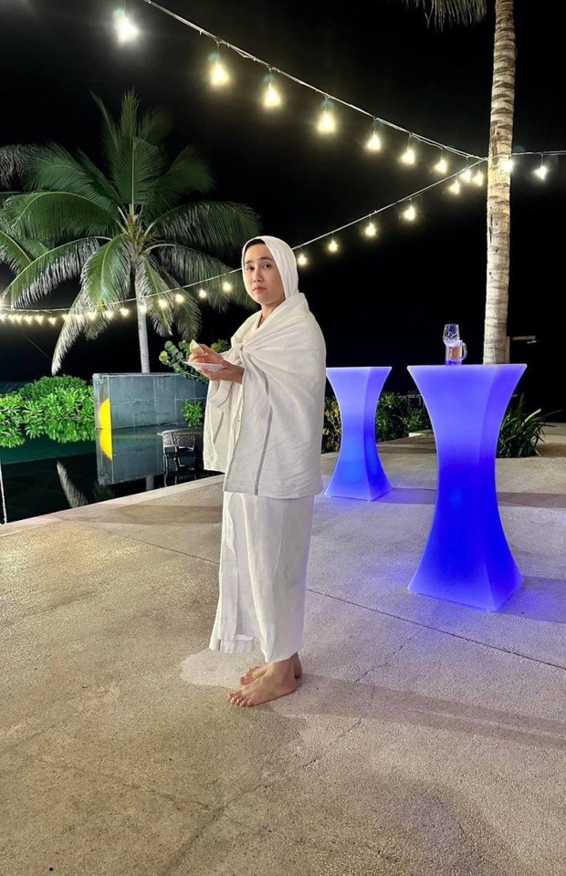 Lê Dương Bảo Lâm và Huỳnh Lập chịu khó hóa trang trong tiệc tối. Hình ảnh quấn khăn trùm kín người sau khi ngã xuống bể bơi của Huỳnh Lập cũng được chia sẻ nhiều không kém Hòa Minzy.