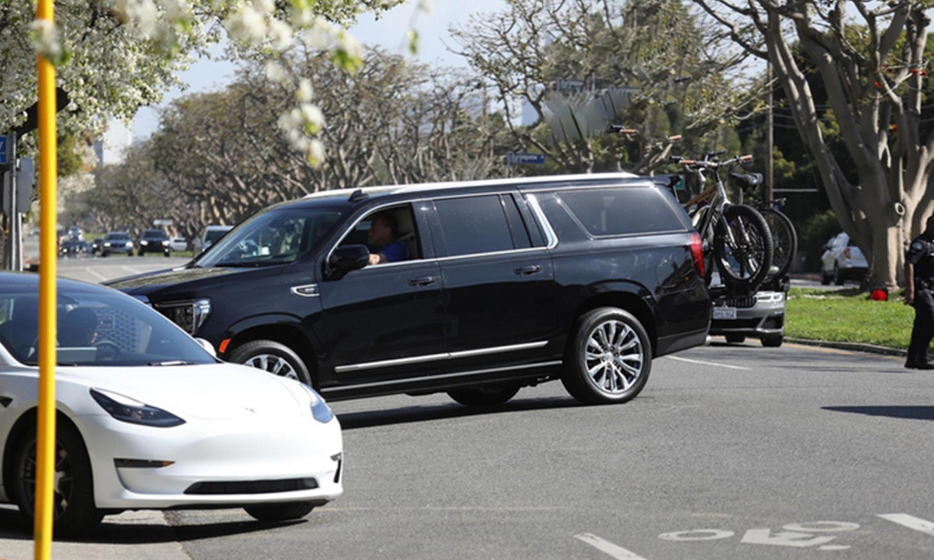 Hiện trường vụ tài tử Arnold Schwarzenegger tông xe.