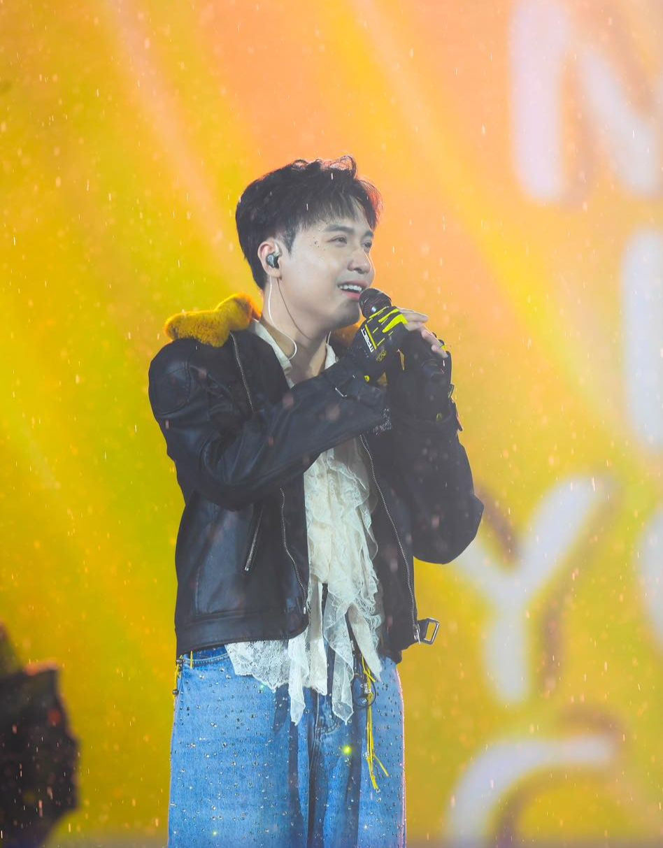 Mưa bắt đầu rơi nhẹ lúc 20h30 và nhanh chóng chuyển thành mưa nặng hạt. Ban tổ chức đã phát áo mưa giấy cho người hâm mộ. Dù vậy, phần lớn khán giả vẫn ở yên tại chỗ, tiếp tục theo dõi và cổ vũ cho các nghệ sĩ.