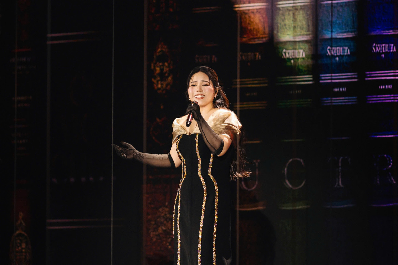 Trên sân khấu Có đôi lần, Thùy Chi mang đến ca khúc Thương ca tiếng Việt. Về việc đưa ca khúc đầy lòng tự hào dân tộc đến concert, Đức Trí chia sẻ: &quot;Tôi học nhạc cụ dân tộc từ nhỏ và luôn ý thức việc giữ gìn, phát huy tính dân tộc trong âm nhạc. Chúng ta phải làm sao để tính dân tộc không để ở bảo tàng mà còn có đời sống riêng, gần gũi đại chúng&quot;.