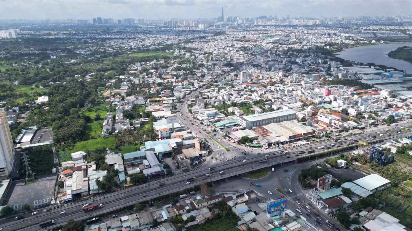 Theo báo cáo nghiên cứu tiền khả thi, tuyến QL13 dài 5,95km, điểm đầu từ cầu Bình Triệu (quận Bình Thạnh) đến ranh giới tỉnh Bình Dương. Tuyến đường hiện hữu chỉ rộng từ 19m đến 26m, có 10 nút giao thông (2 nút giao khác mức và 8 nút giao đồng mức).