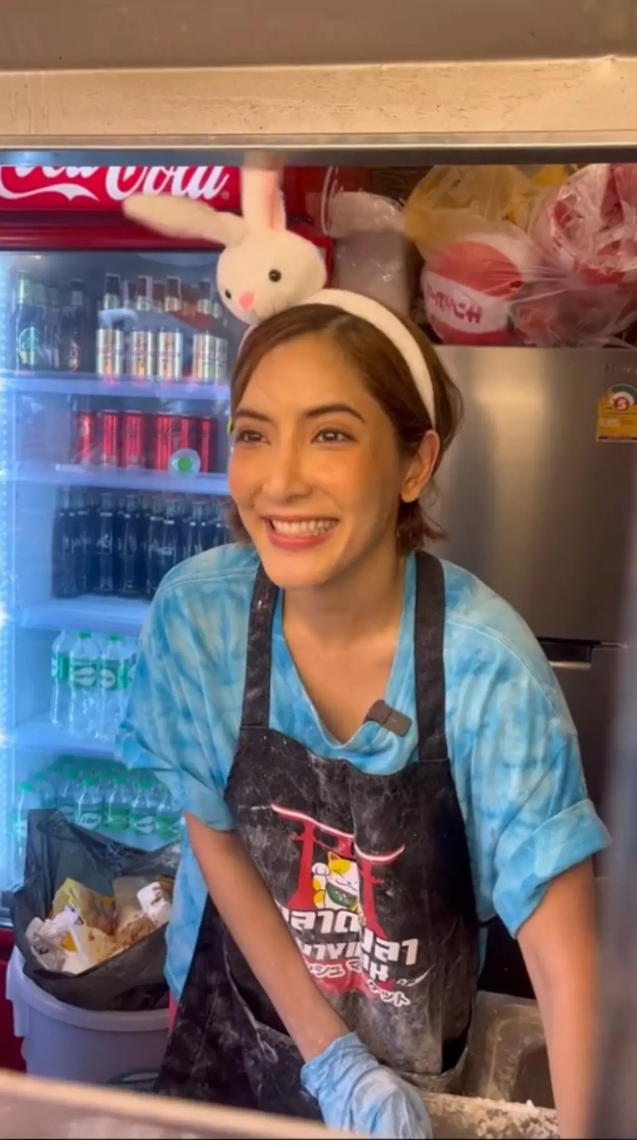 Pinky Savika bán mực chiên ở chợ cá.