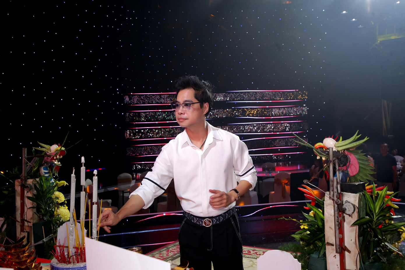 Ngọc Sơn diện trang phục lịch sự, sơ mi trắng đơn giản khi tham dự sự kiện tưởng nhớ Tổ nghề, thế hệ nghệ sĩ đóng góp cho sân khấu Việt Nam.